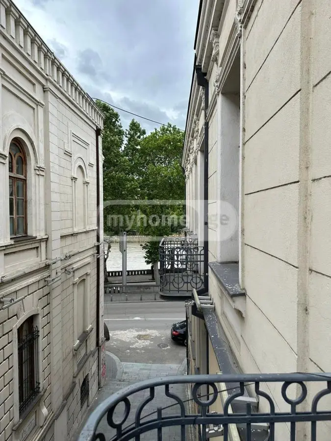 For Sale 4 Room Apartment Chughuretshi view 1