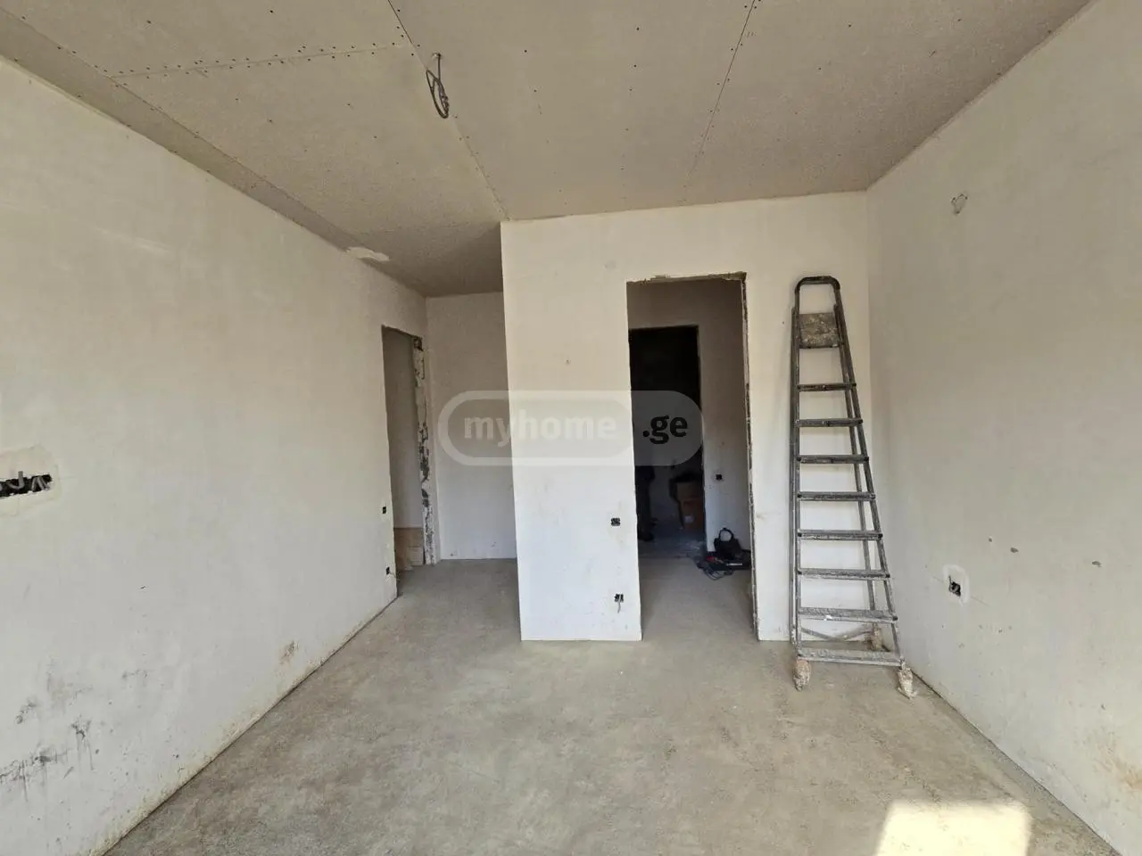 For Sale 4 Room Apartment view 8