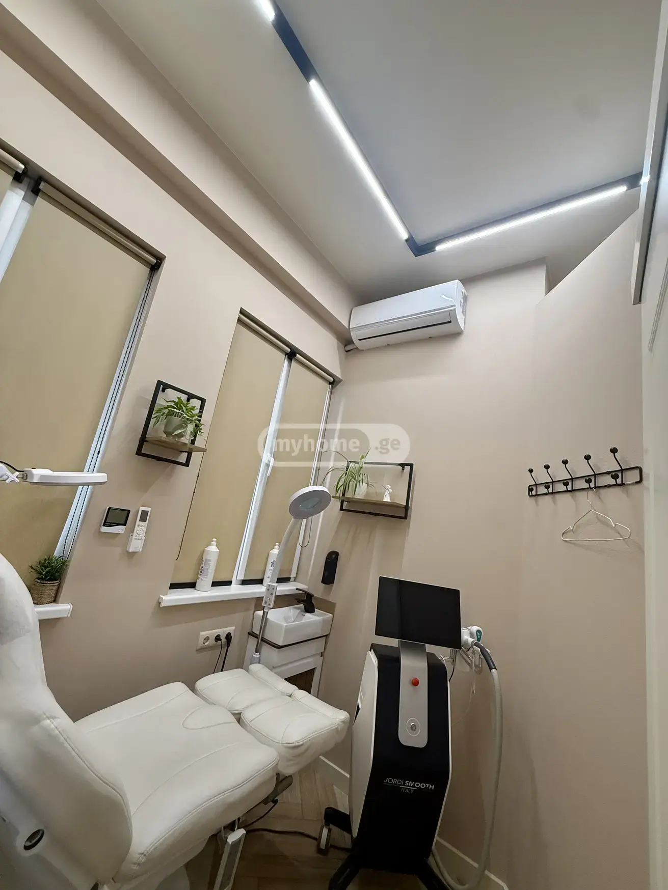 For Sale Universaluri Commercial Space Dighmis Masivshi view 9
