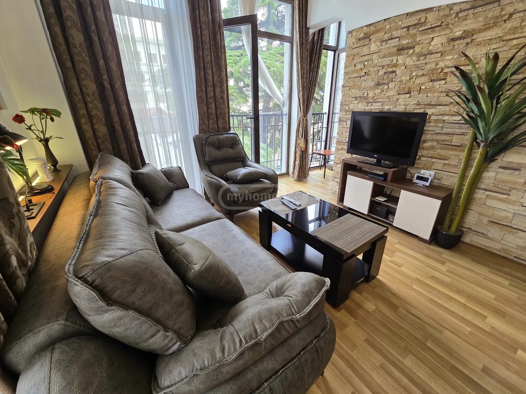 Daily Rent 2 Room Apartment Mtatsmindaze view 3