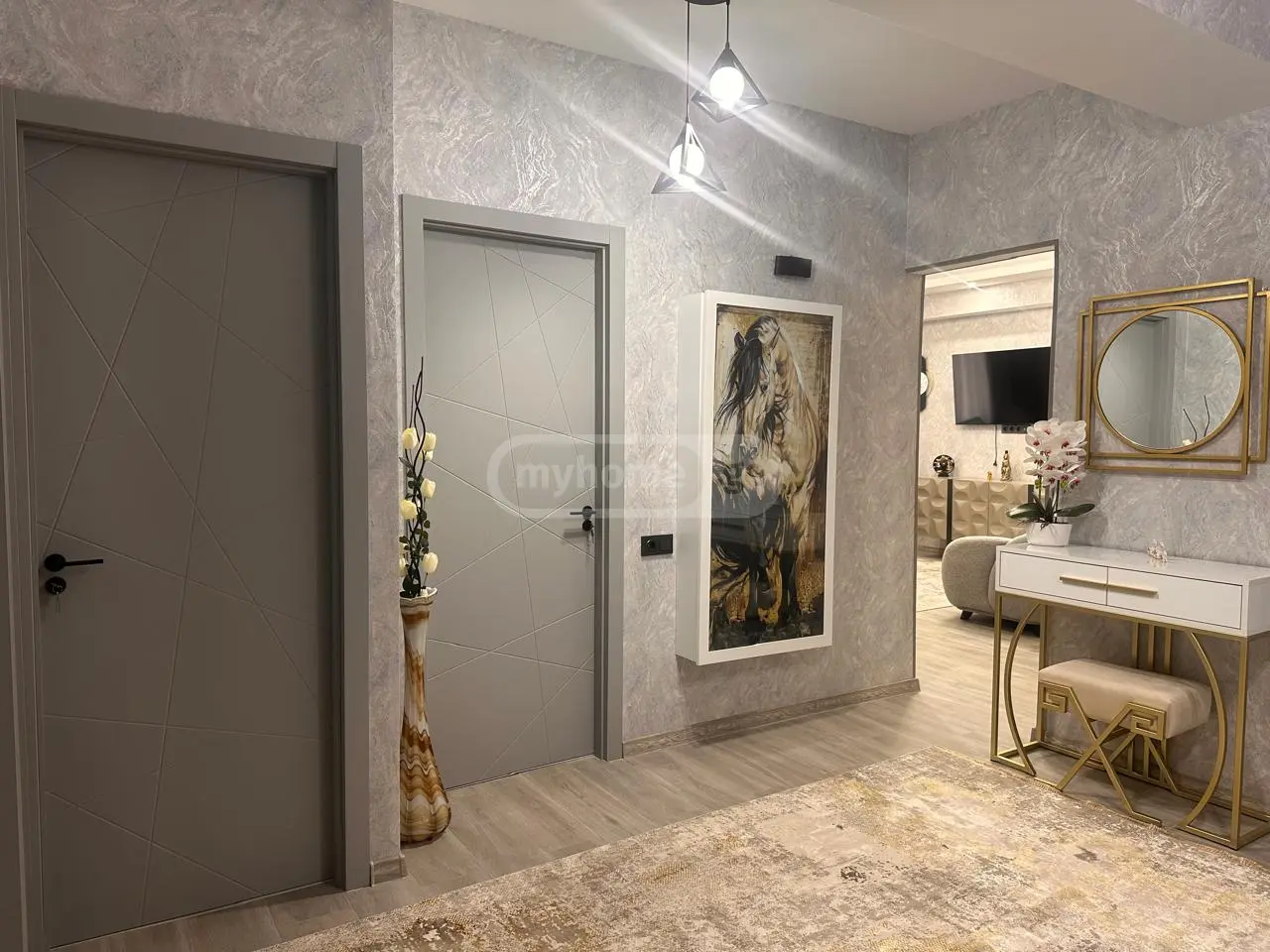 For Sale 4 Room Apartment, 2 of 12