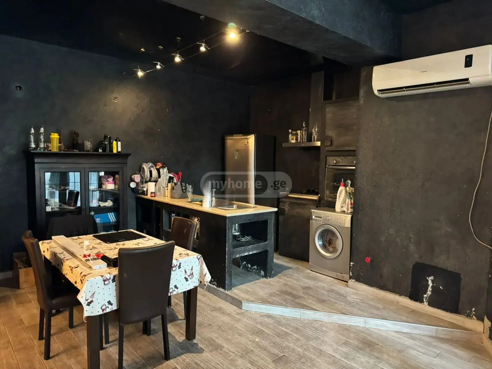 For Sale 4 Room Apartment, 2 of 12