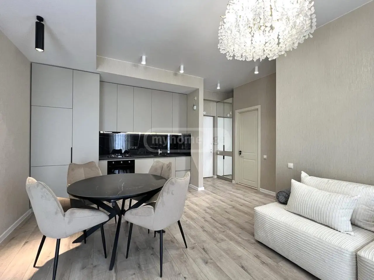 For Sale 4 Room Apartment, 1 of 10