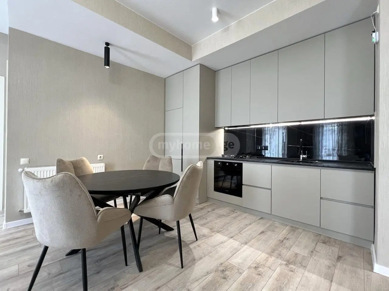 For Sale 4 Room Apartment, 3 of 10