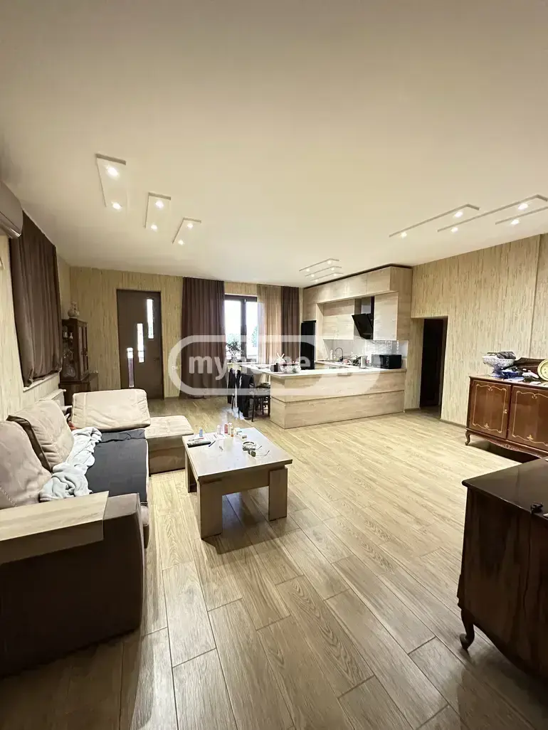 For Sale 5 Room Apartment Kutaisshi view 1