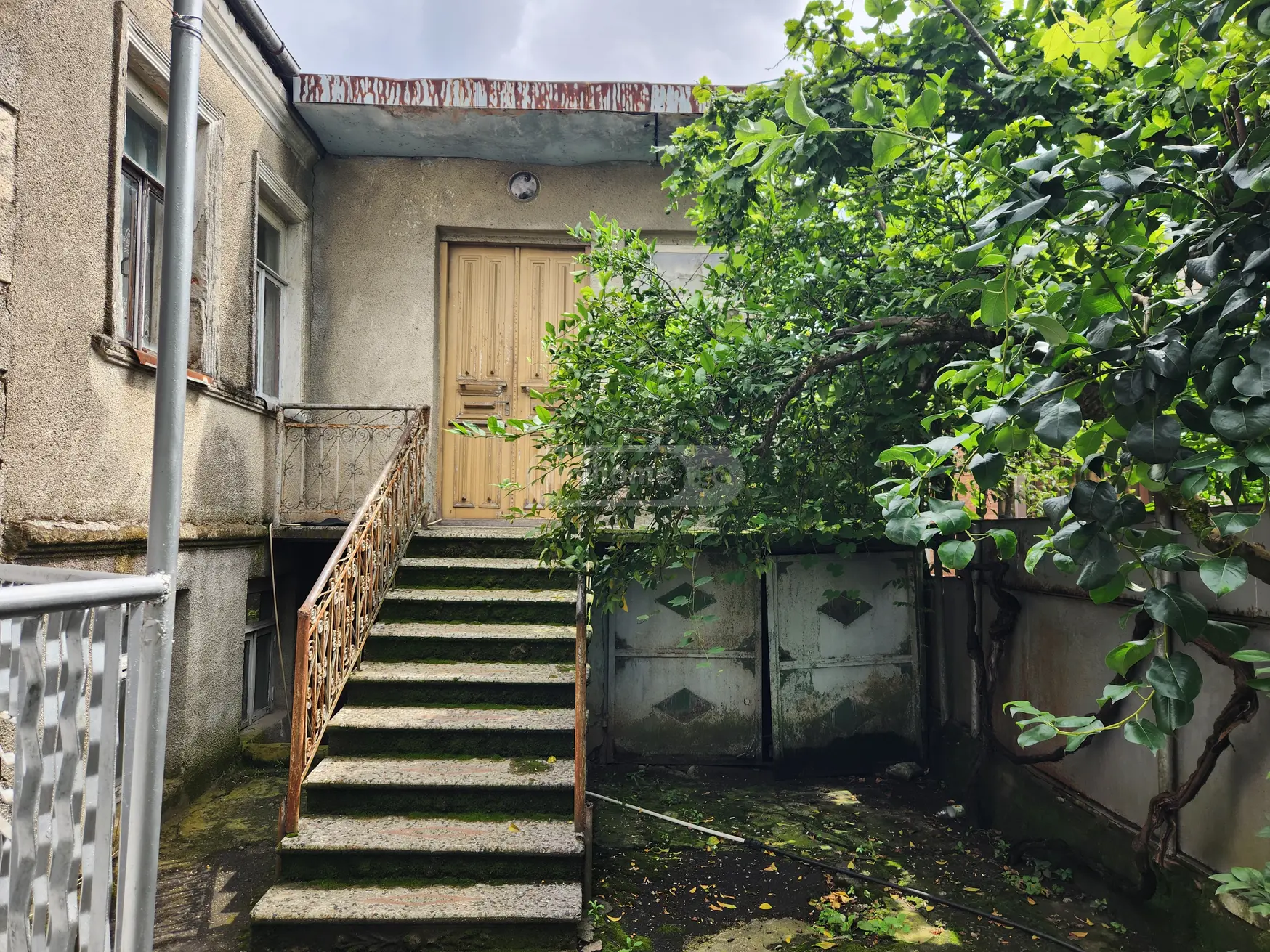 For Sale 8 Room Apartment Kutaisshi