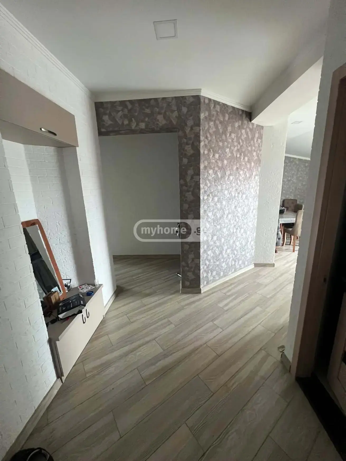 Продажа 4-комната Квартира view 1