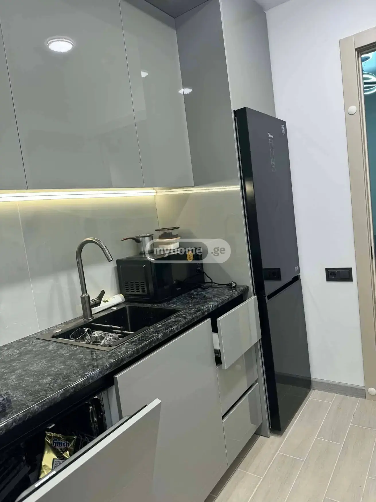For Rent 2 Room Apartment view 3