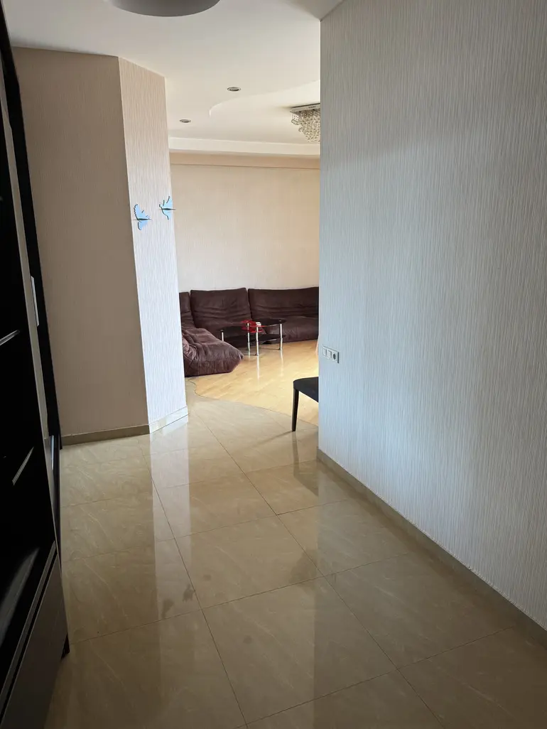 4部屋のマンション、Dighomi Massive 6th Block