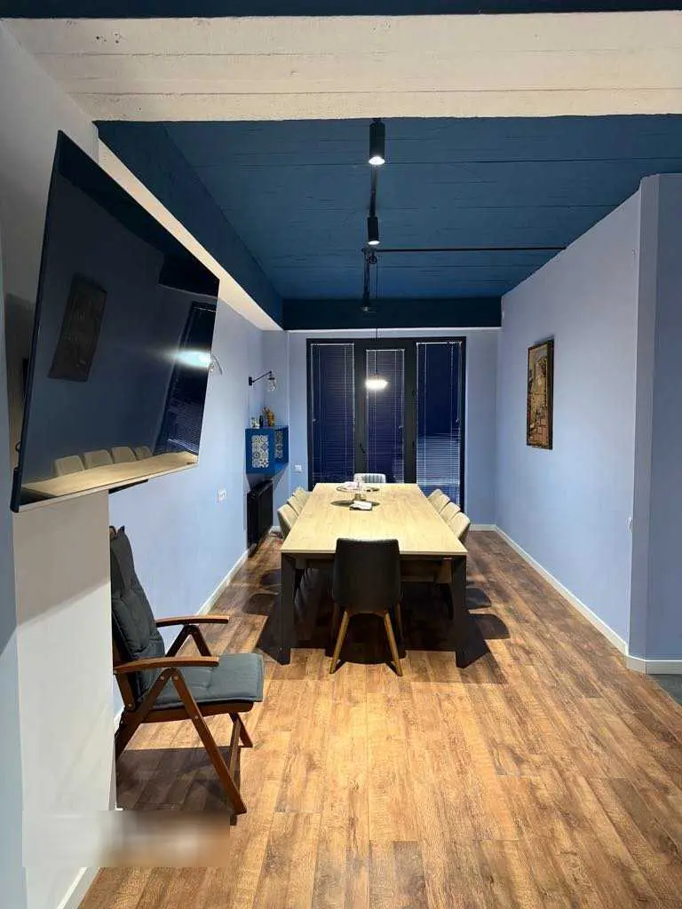 3部屋のマンション、Vera