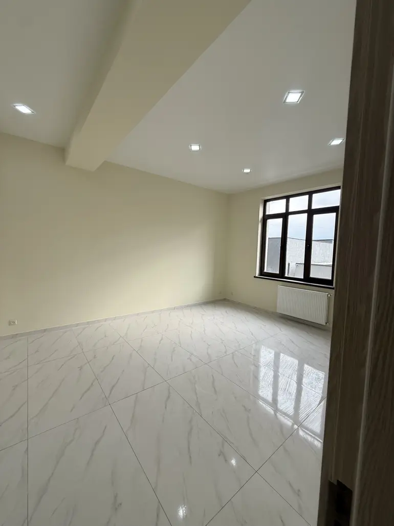 عقار تجاري من 8 غرف، Gldani