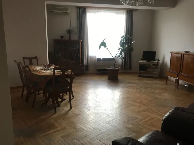 2部屋のマンション、Vardisubani